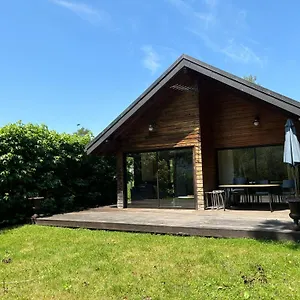 chalet-les-pieds-dans-leau-lac-aiguebelette.hotels-rhonealpes.com/